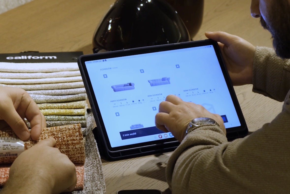 Mobilya CRM programı ile hızlı teklif oluşturma süreci; tablet ekranında görselli ürün seçimi.